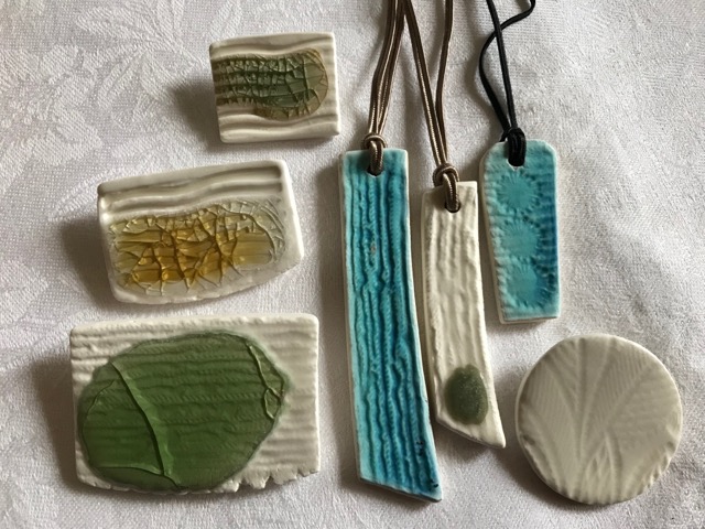 Assorted brooches and pendants